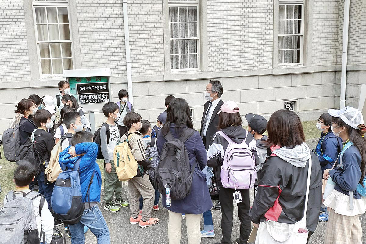 地元の小学生26人など32人が、萬翠荘に来館　2022 年 3 月 29 日（火）