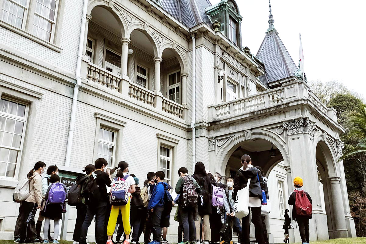 地元の小学生26人など32人が、萬翠荘に来館　2022 年 3 月 29 日（火）